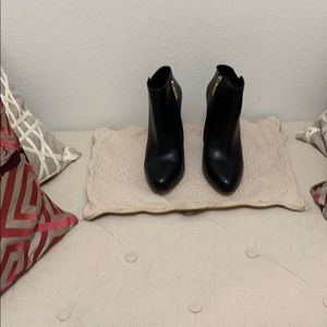 Black hi heeled booties.